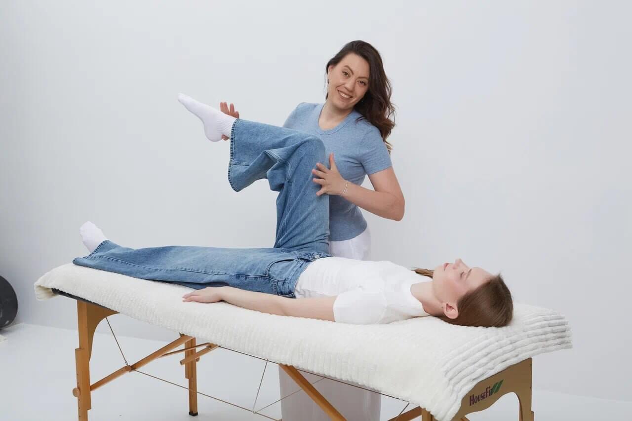 Светлана Мальцева проводит сеанс кинезиологии